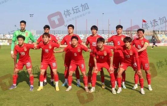 刘曼琼脸颊微红，低声道：叶先生可以直接叫我曼琼，不过按照我们的习惯，还是喜欢称呼男性为先生。